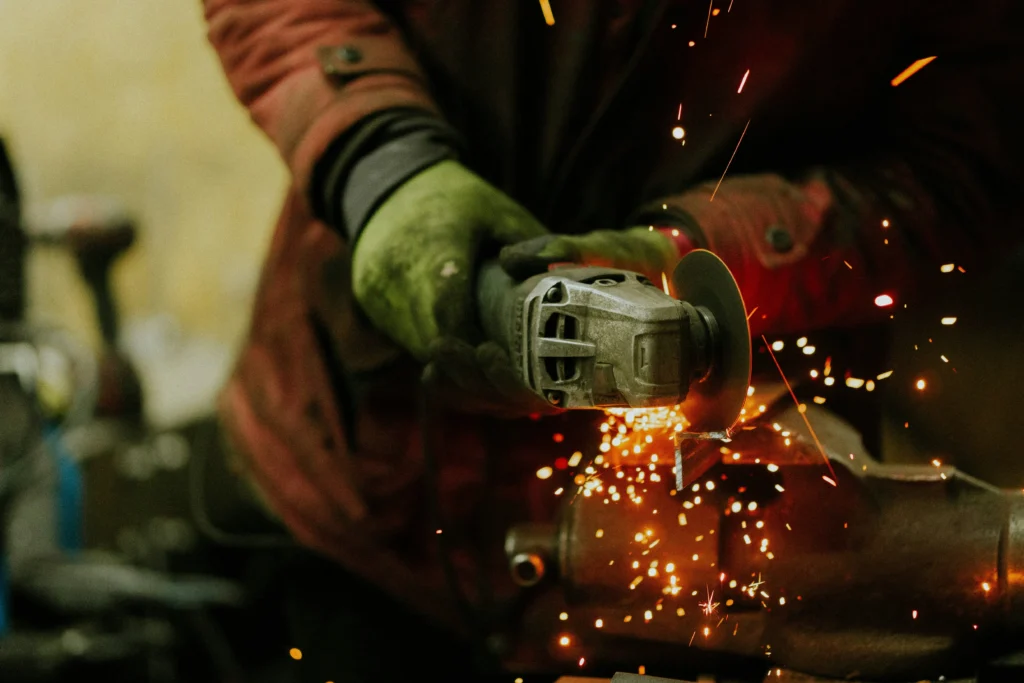Automonteur aan het werk bij SN Autotechniek
